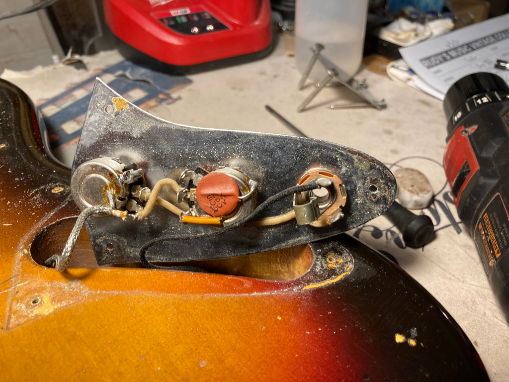 Fender 1962 Bass VI Sunburst
